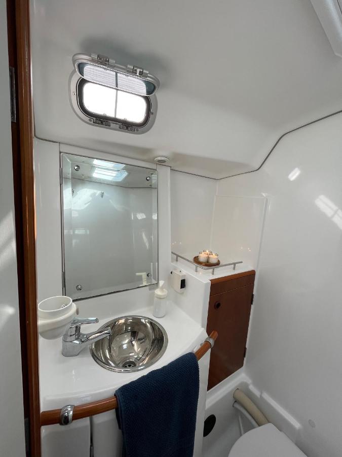 Hotel Beautiful And Comfortable Sailboat With Secure Parking Available Barcelona Exterior foto